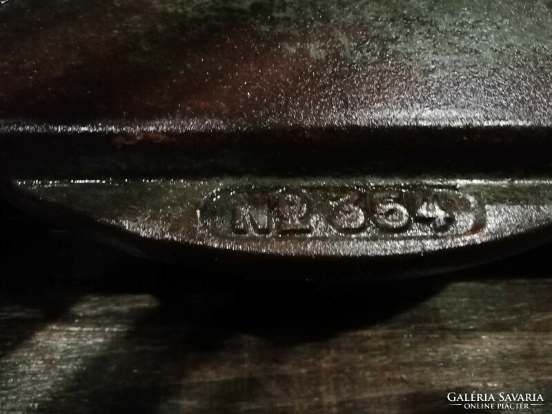 Gérvágó, öntöttvas jelzett darab, 20. század első feléből, szép patinás régi szerszám