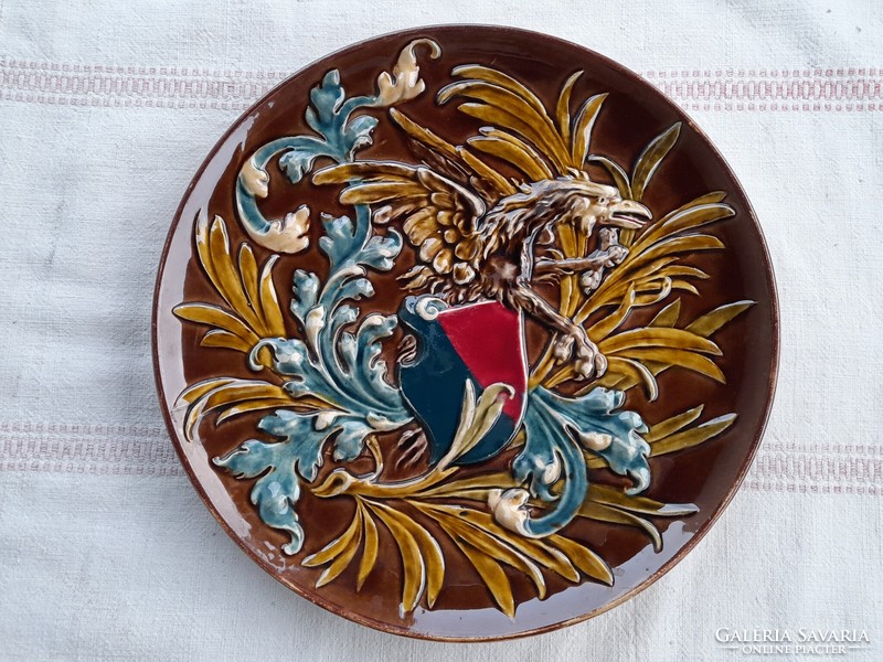 Znaim (xixth century) Neo-Renaissance wall plastic majolica decorative plate, diameter 29 cm