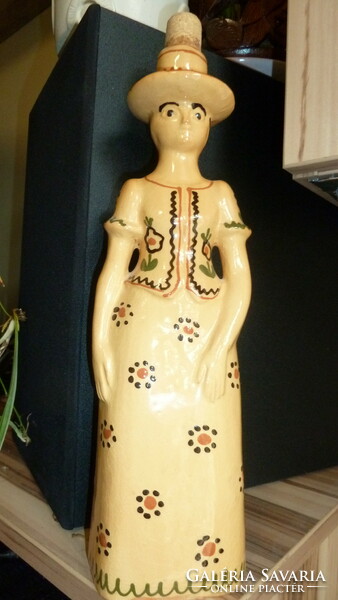 Pálinkás kerámia flaska, kalapos  lányka formájában 20 cm magas
