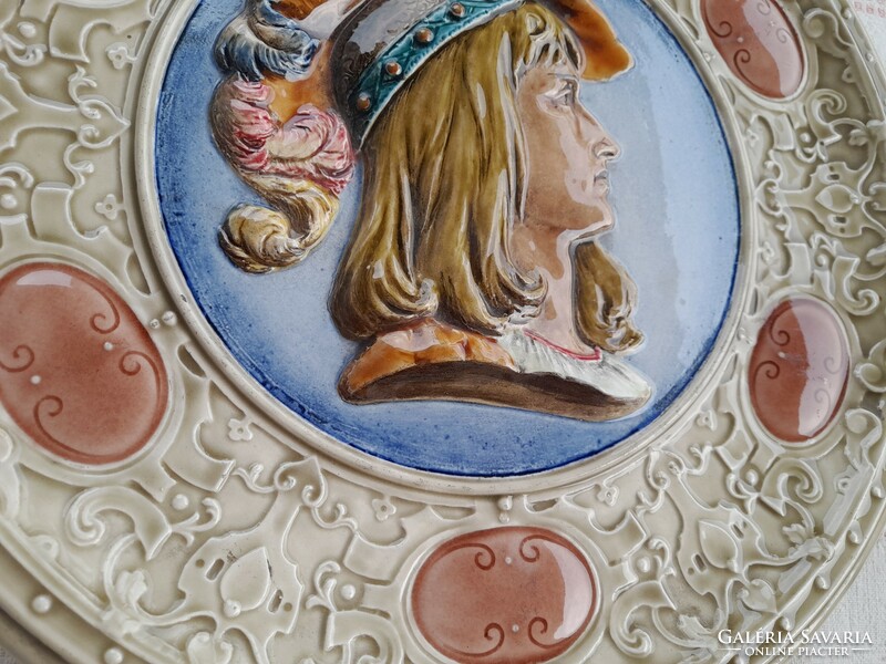 Schütz blansko (1870 -1900) Neo-Renaissance wall majolica decorative plate, 30 cm diameter