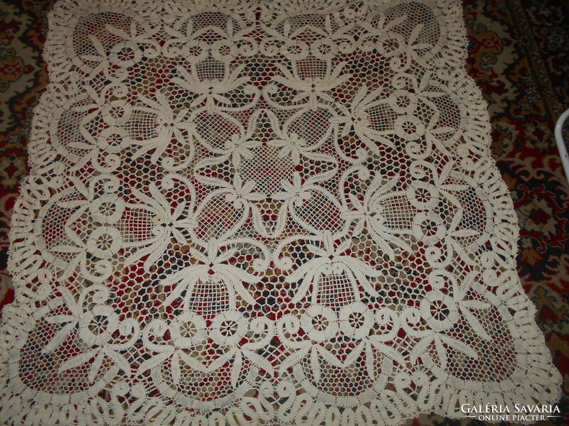 --Antique lace tablecloth 130 cmx130 cm