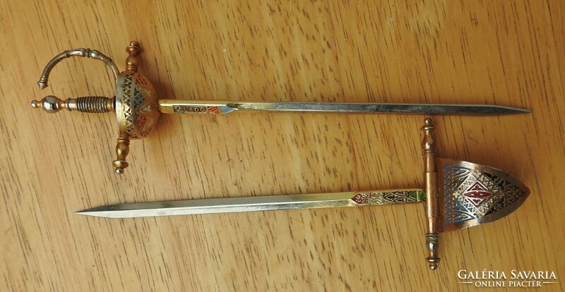 Toledo leaf-cutting swords