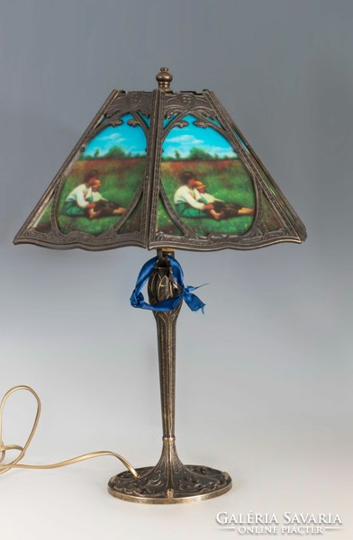 Tiffany stílusú asztali lámpa - bukolikus jelenettel a lámpaernyőn