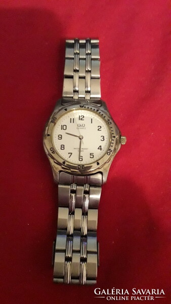 Old q & q quartz men's watch with untested steel strap as shown in the pictures