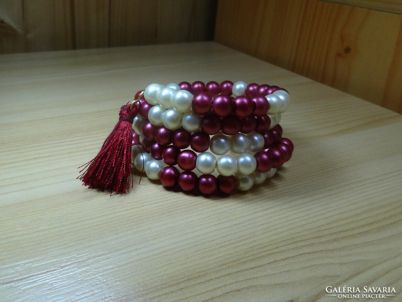 Memory bracelet made of Czech glass beads. It's good for any wrist size, you just have to screw it on.