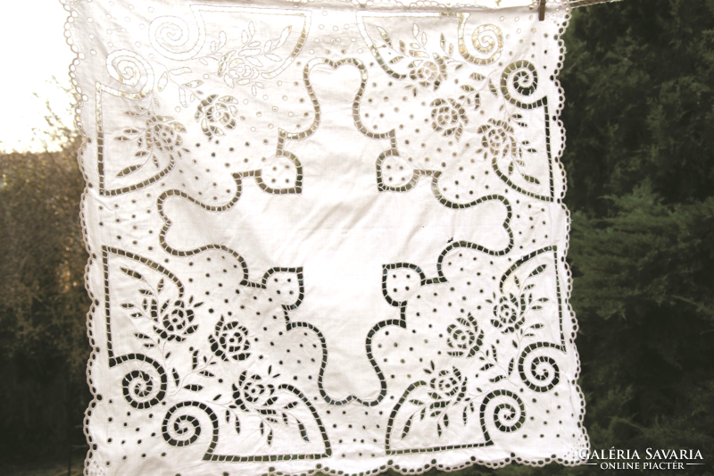 Antik régi Kézzel Hímzett riselt ünnepi terítő asztalterítő asztalközép 74 x 68