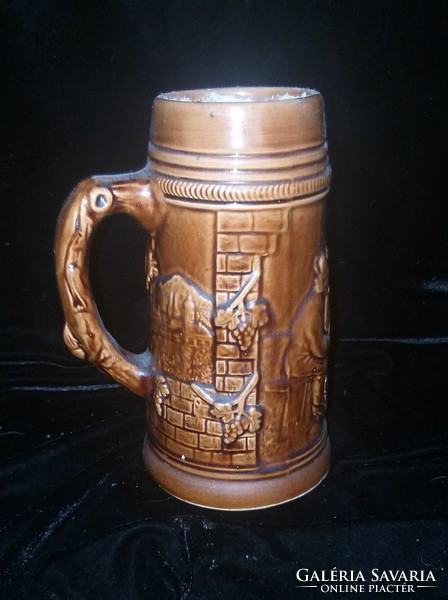 Brown ceramic mug with dramatic relief pattern, 17 cm