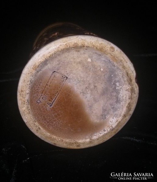 Jelenetes dombormintás barna kerámia bögre korsó 17 cm