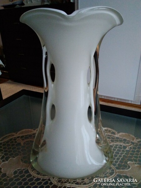 Art Deco  huta üveg váza fehér színben oldalán áttört mintával, átlátszó széllel!