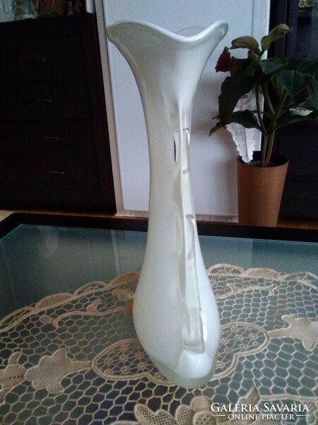Art deco huta glass vase in white with an openwork pattern on the side and a transparent edge!