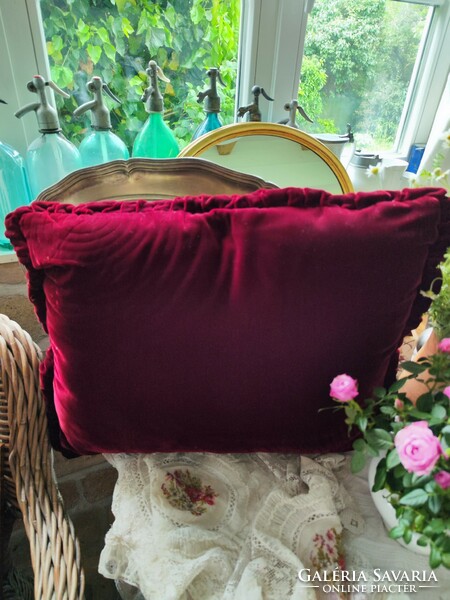 Velvet cushions with brocade decoration