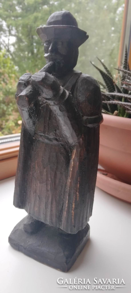 Furulyázó paraszt, fából faragott figura