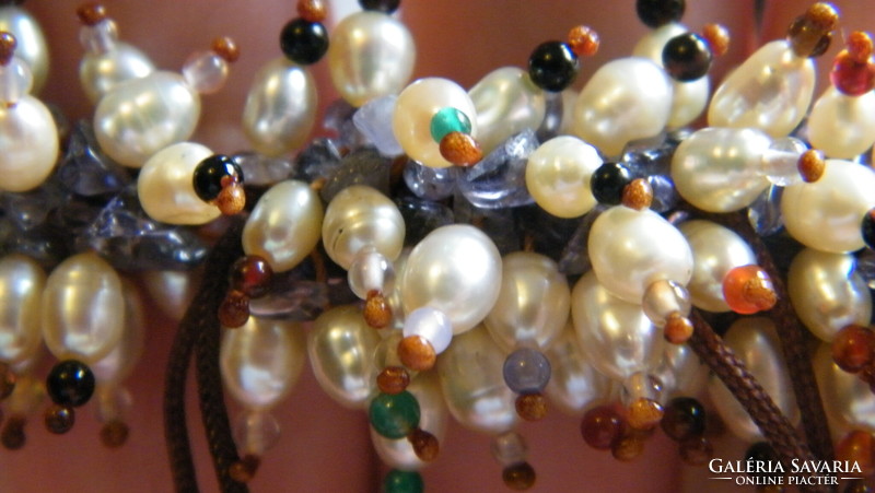 Pearl bracelet with iolite mineral.