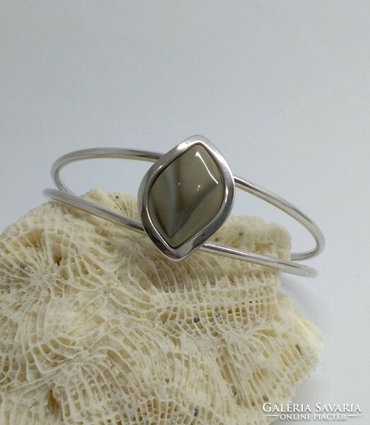 Silver bracelet with agate stone.