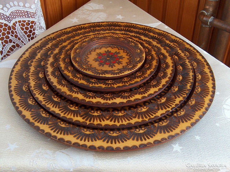 Öt egymásba helyezhető festett fa dísztányér, fali tányér