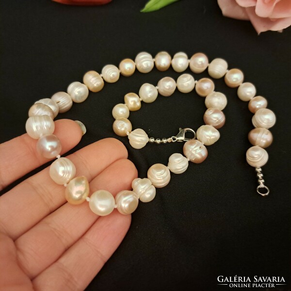 Cultured pearl necklace, large and spectacular