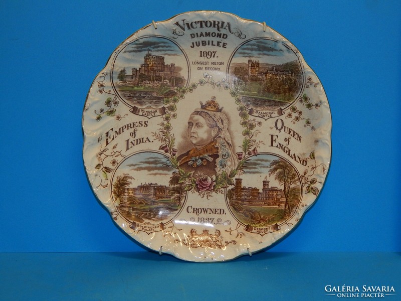 1897. évből Viktória királynő jubileumi tányérja, kiváló állapotban, tartóval