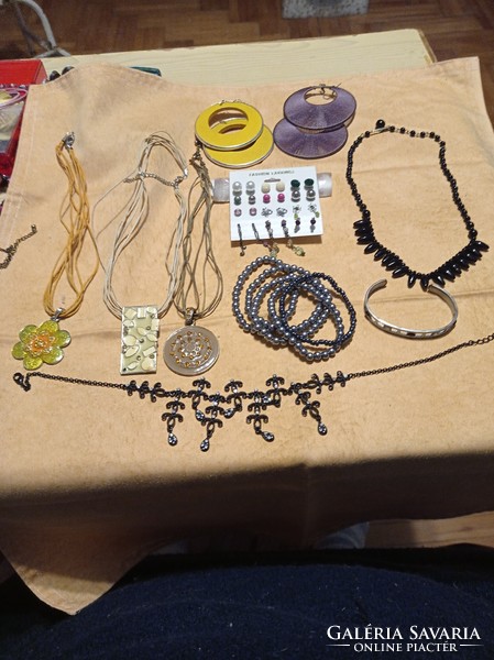 A package of more than 20 pieces of jewelry