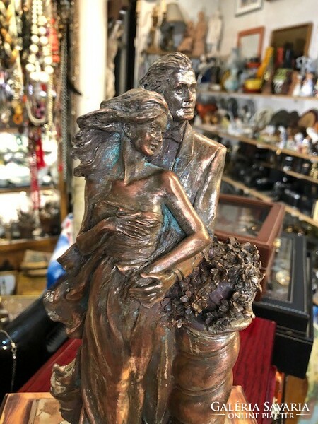 Bougelli olasz szobrász szignált fém szobra, 26 cm-es magasságú.