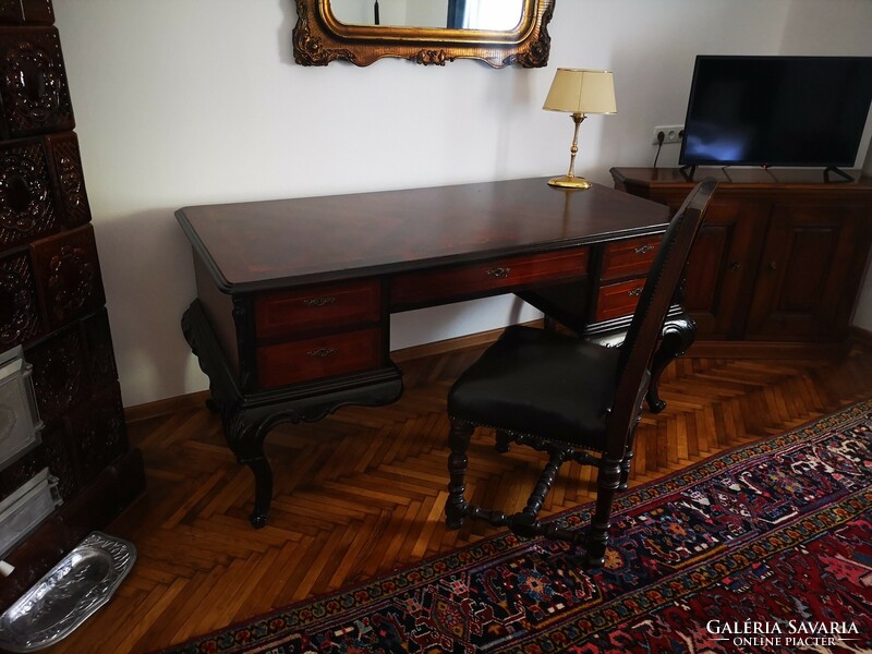 Adjustable baroque desk