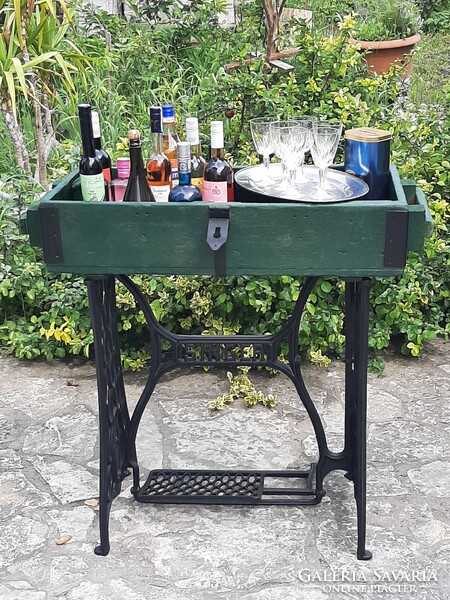 Loft bar table, drink storage on cast iron singer base