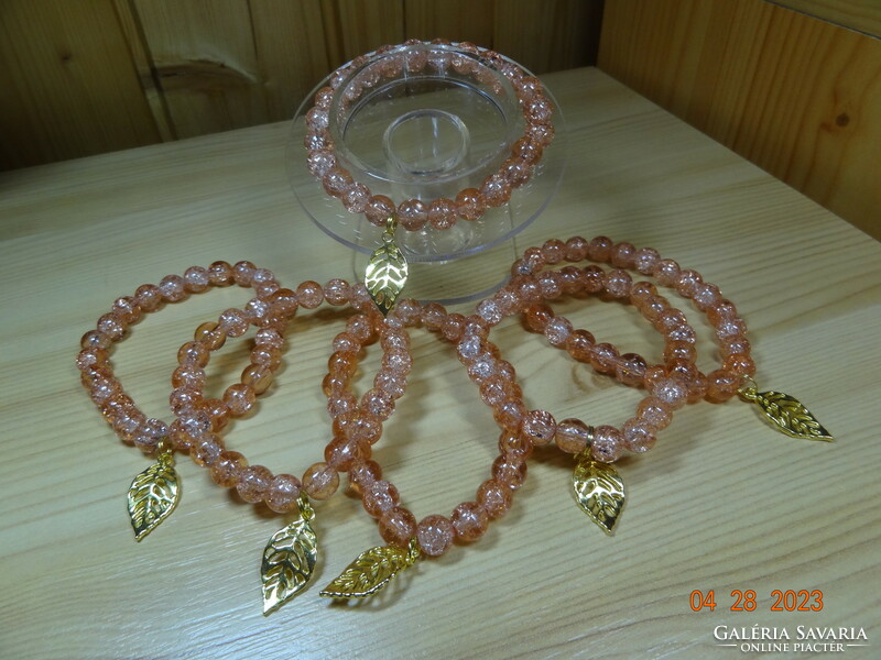 A bracelet made of salmon-colored cracked rock crystal pearls with solid decoration