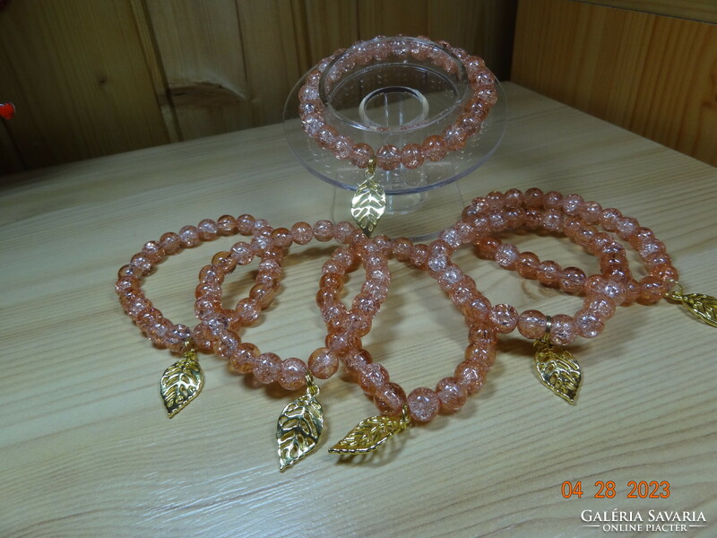 A bracelet made of salmon-colored cracked rock crystal pearls with solid decoration