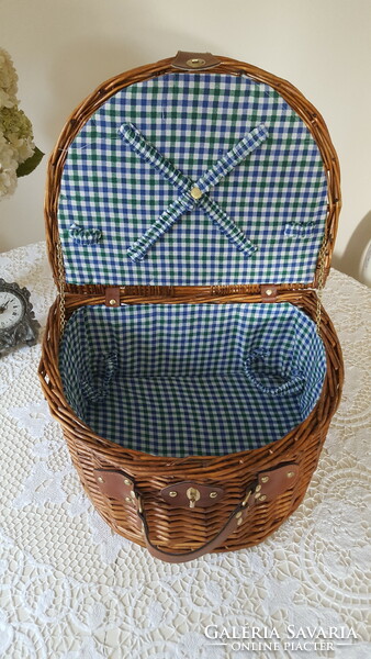 Cane picnic basket for two