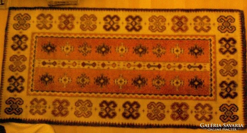 Medium carpet