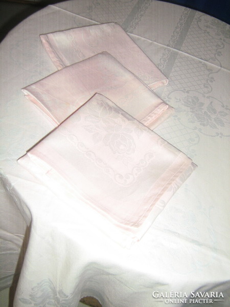 Csodaszép rózsa mintás rózsaszínű damaszt terítő 3 db szalvétával