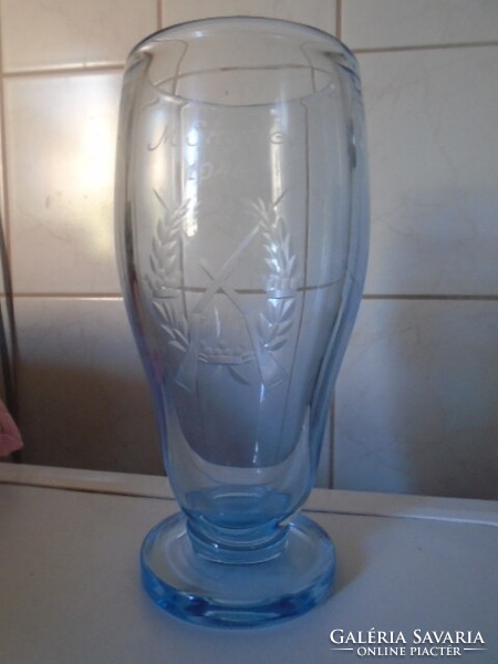 1946. Perhaps a military commemorative vase from Bol, Scandinavian with base, in perfect display case condition