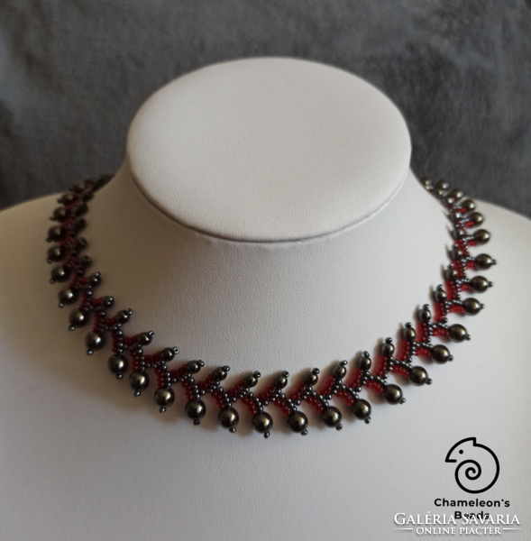 "Hematite and Blood Red Elegance Beading Necklace" hematit gyöngyből fűzött elegáns nyakék