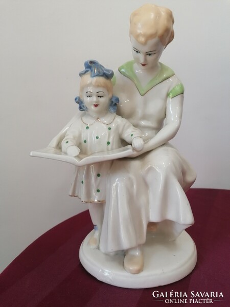 ZHK Orosz porcelán, Anya olvasó kislányával
