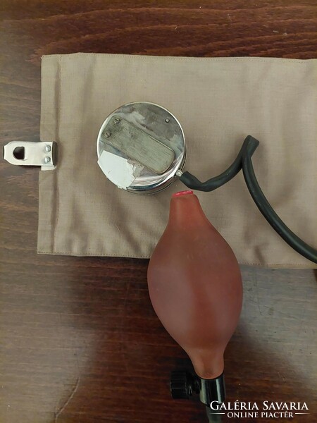 Régi, csatos működő vérnyomásmérő,  eredeti bőr, hordozható táskájában  (Akár INGYENES szállítással)