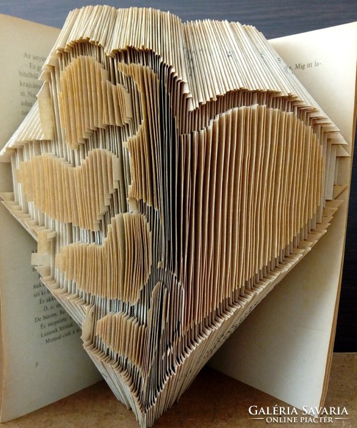 Szívhez simuló szívek könyvszobor bármilyen alkalomra, egyedi, különleges ajándék