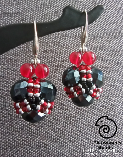 "Pin-up Dark Grey Heart Beading Earrings" pin-up stílusú szürke-piros szív gyöngyfűzött fülbevaló