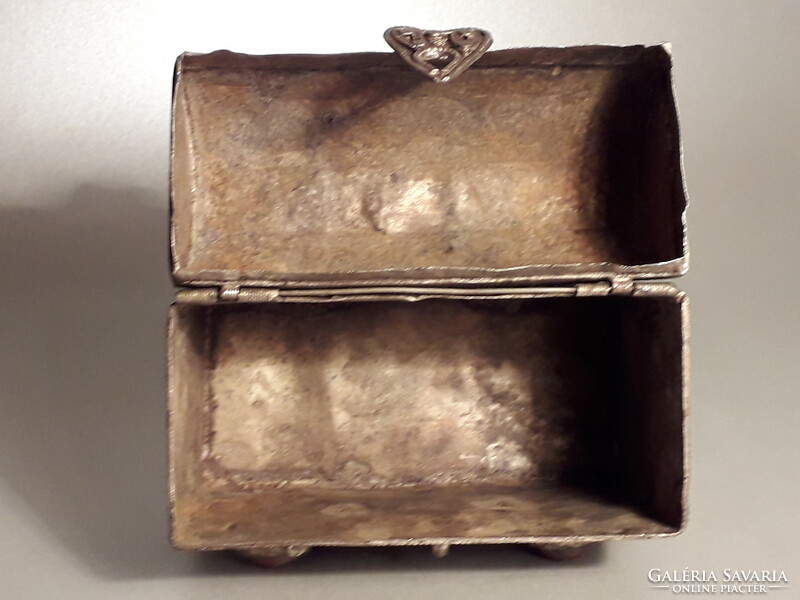 Antik filigrán fém doboz carneol kövekkel