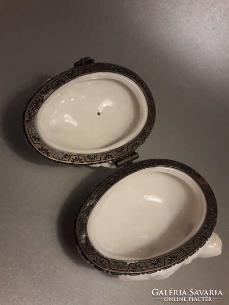 Ring holder dove shaped porcelain box with metal fittings