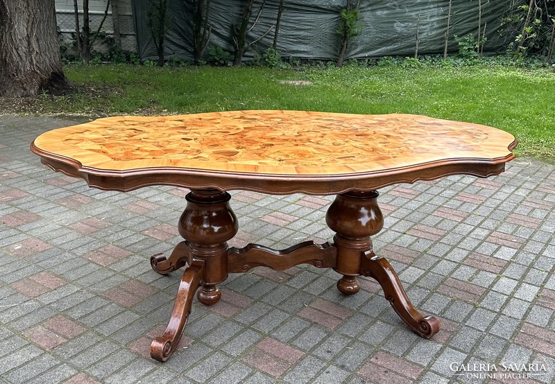 Antik hatású asztal székekkel