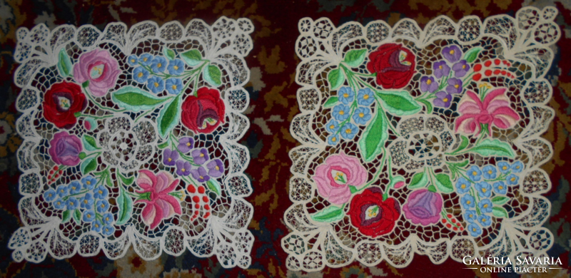 ++++++++++ 2 Kalocsa embroidered tablecloths - 29 cmx 29 cm, the price applies to 2 pcs