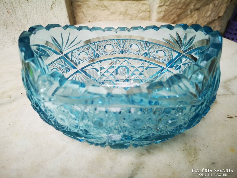 Gyönyörű színes kék asztalkának kínáló csiszolt kristály- üveg