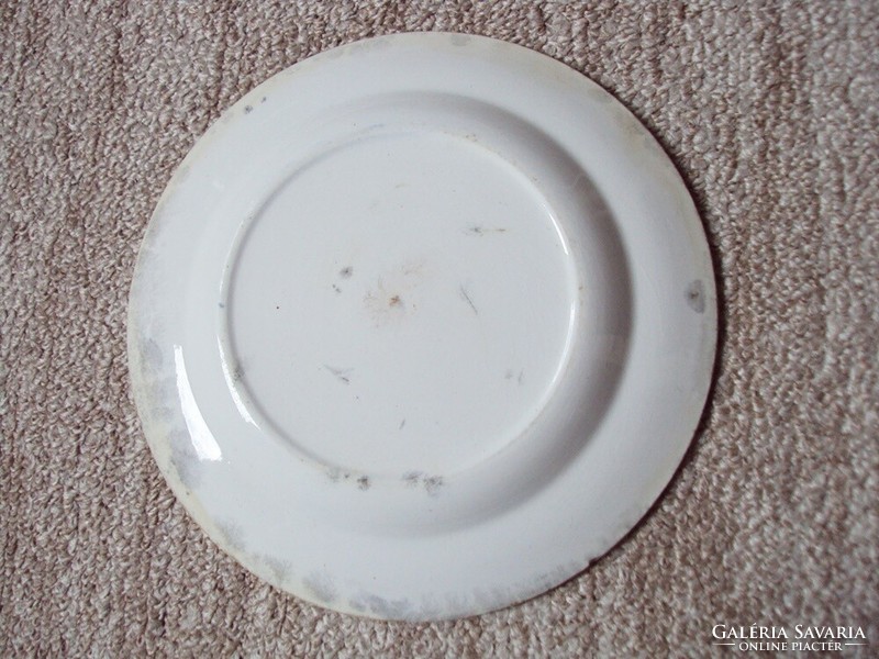 Retro ceramic old cake plate with flower pattern that can be hung on the wall