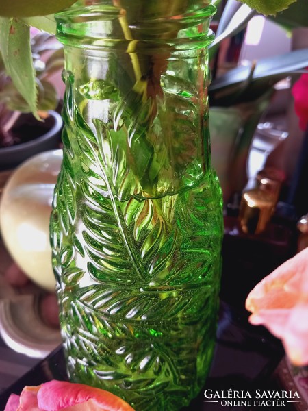 Neonzöld préselt üveg váza