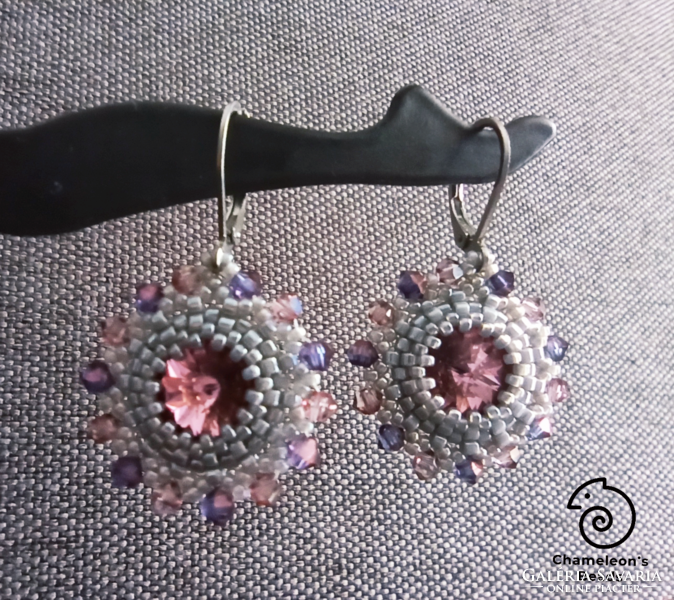 "Marsala and Grey Mandala Beading Earrings" Swarovski kristályos lilás-szürke gyöngyfűzött fülbevaló