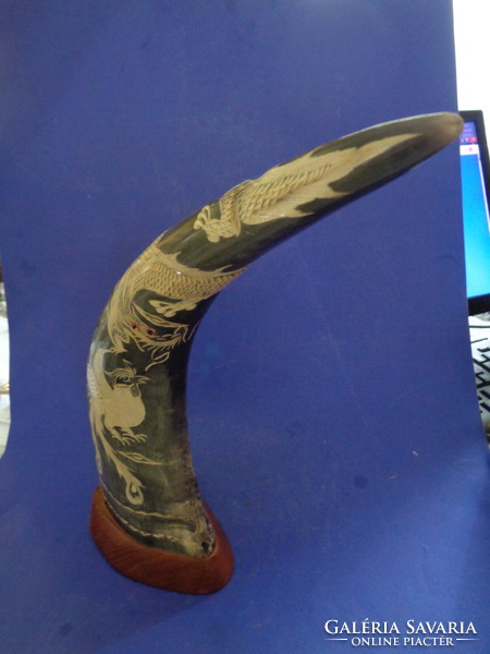 Large carved dragon pattern horn