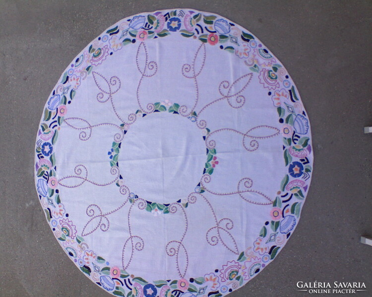 Tablecloth embroidered on circular canvas