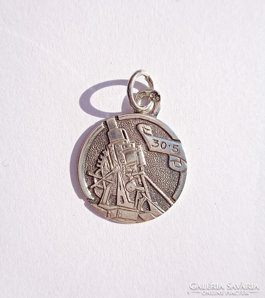 Silver pendant depicting a Škoda 30.5 cm moss cannon