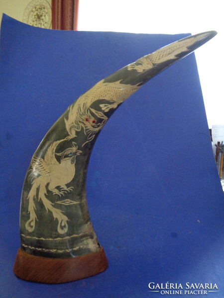 Large carved dragon pattern horn