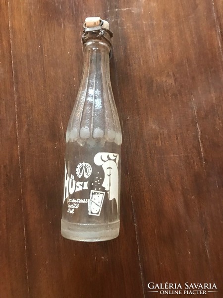 Hűsi szénsavas üdítőital palack / csatos üveg. Magassága: 24 cm átmérője: 19 cm
