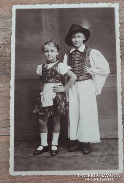 Régi vintage Serényi fotó Zalaegerszeg : Gyermek páros magyaros ruhában, fekete-fehér fotó képeslap